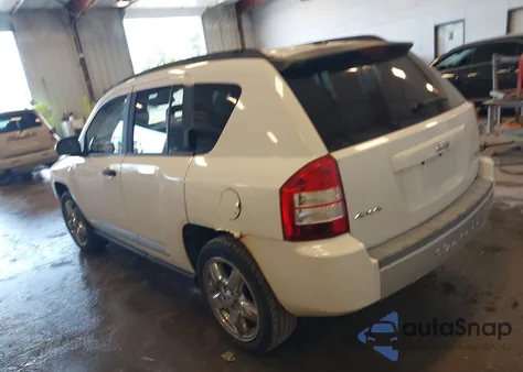 2008 Jeep Compass Limited z USA, uszkodzony, nr VIN 1J8FF57W68D512830